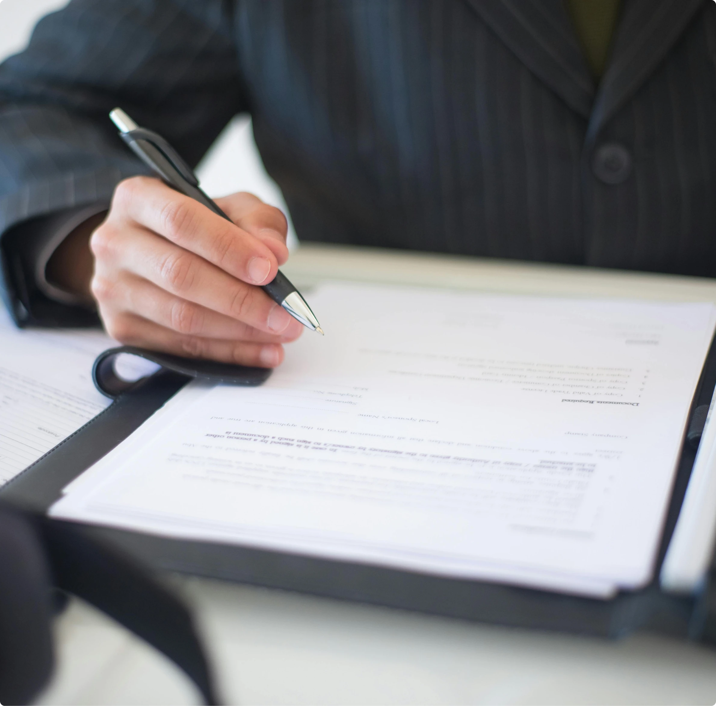 Signing mortgage loan documents with guidance from Mamba Capital Lending mortgage broker services for home loans and real estate financing.